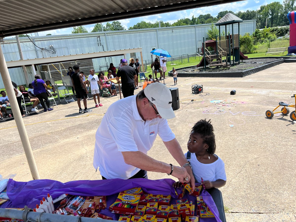 SteveLittleRock's tweet photo. Today, I helped at the school drive on Asher Avenue to help students get their necessary supplies for school.  I am out here helping my community. As mayor, I understand that education is fundamentally important for Little Rock. #landers22 #littlerock #amayorforeveryone https://t.co/RcykuHTMdO