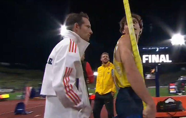 gabyandersengz's tweet image. Lavillenie reconoció que  Duplantis en Eugene fue a junto de él para pedirle que le ayudara a supervisar la carrera. 
Es una manera de hacerlo protagonista y reconocer lo que el francés supuso para la pértiga. 
Es un traspaso de poderes con clase.
