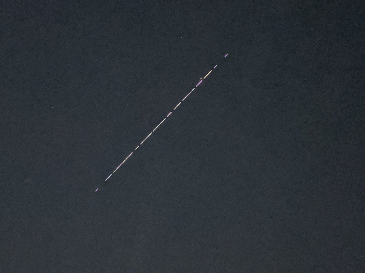 En dan zie het <a href="/SpaceXStarlink/">Commentary Starlink 🛰️</a> in een rijtje voorbij schieten in Venetië. [and then you see Starlink moving in the sky above Venice] #starlink <a href="/elonmusk/">Elon Musk</a>