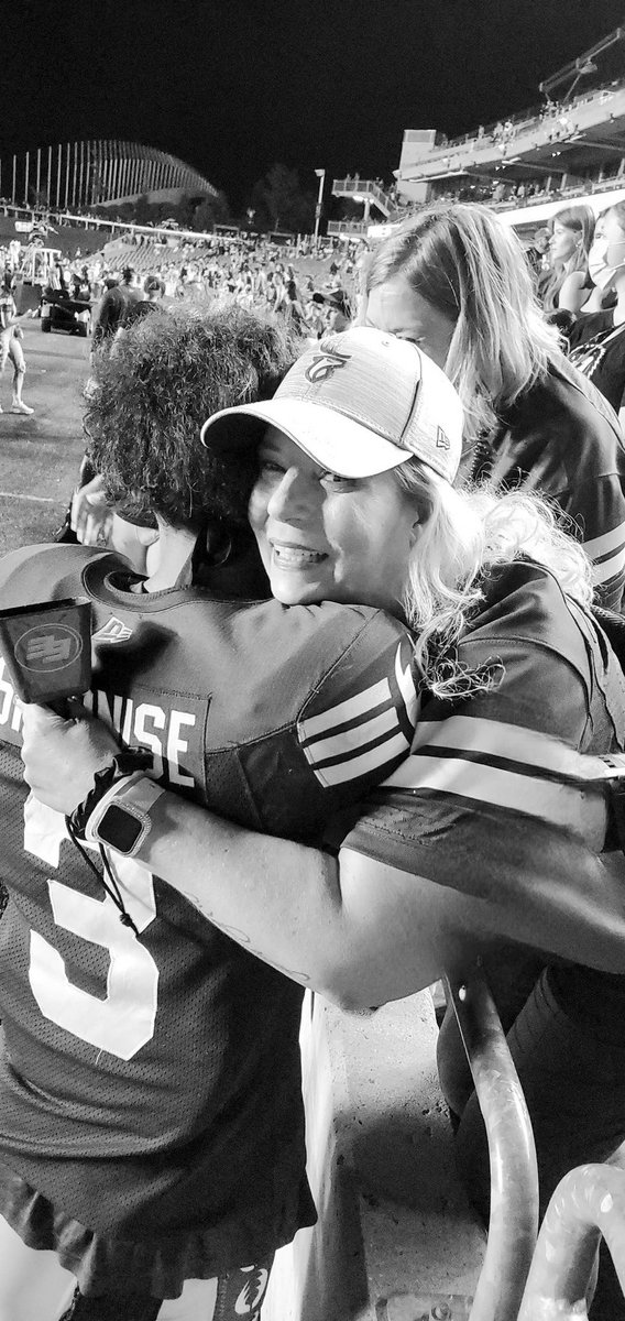TrixieLeRue's tweet photo. How great does the 🏈
W💚I💛N feel ? @GoElks @MishkaFerrari Thank you for the 📸 @Xpeggr #EE22 https://t.co/Jh0elyW1lg