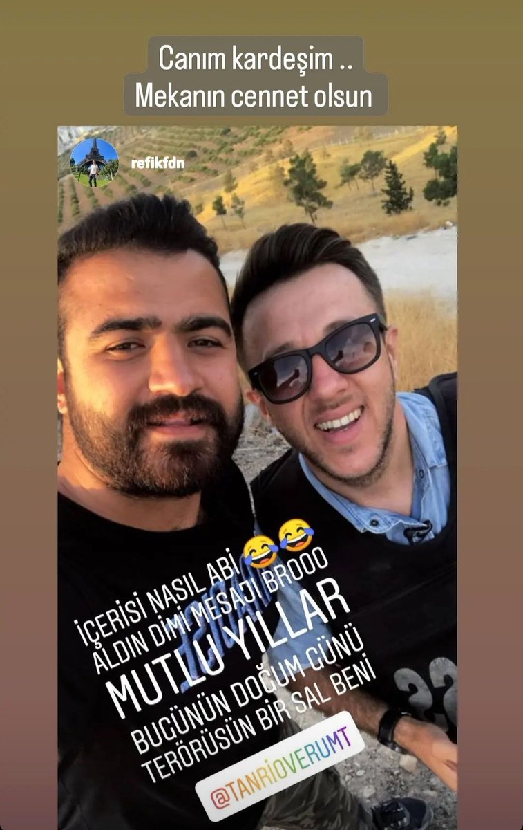 Beni hep güldürdün aslan kardeşim 
İlk kez bu kadar üzdün 
Ben senden razıyım
Mekanın Cennet olsun