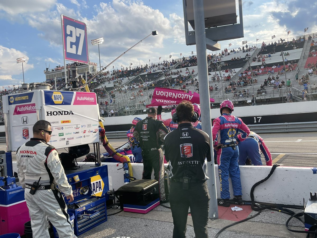 talesfromturn4's tweet photo. The #AR27 crew working furiously to get @AlexanderRossi ‘s car started again after running out of fuel as he got to the pit.
They got him up and running. He’s currently 18 laps down.
#Bommarito500 // #IndyCar https://t.co/f9lZMANBo7