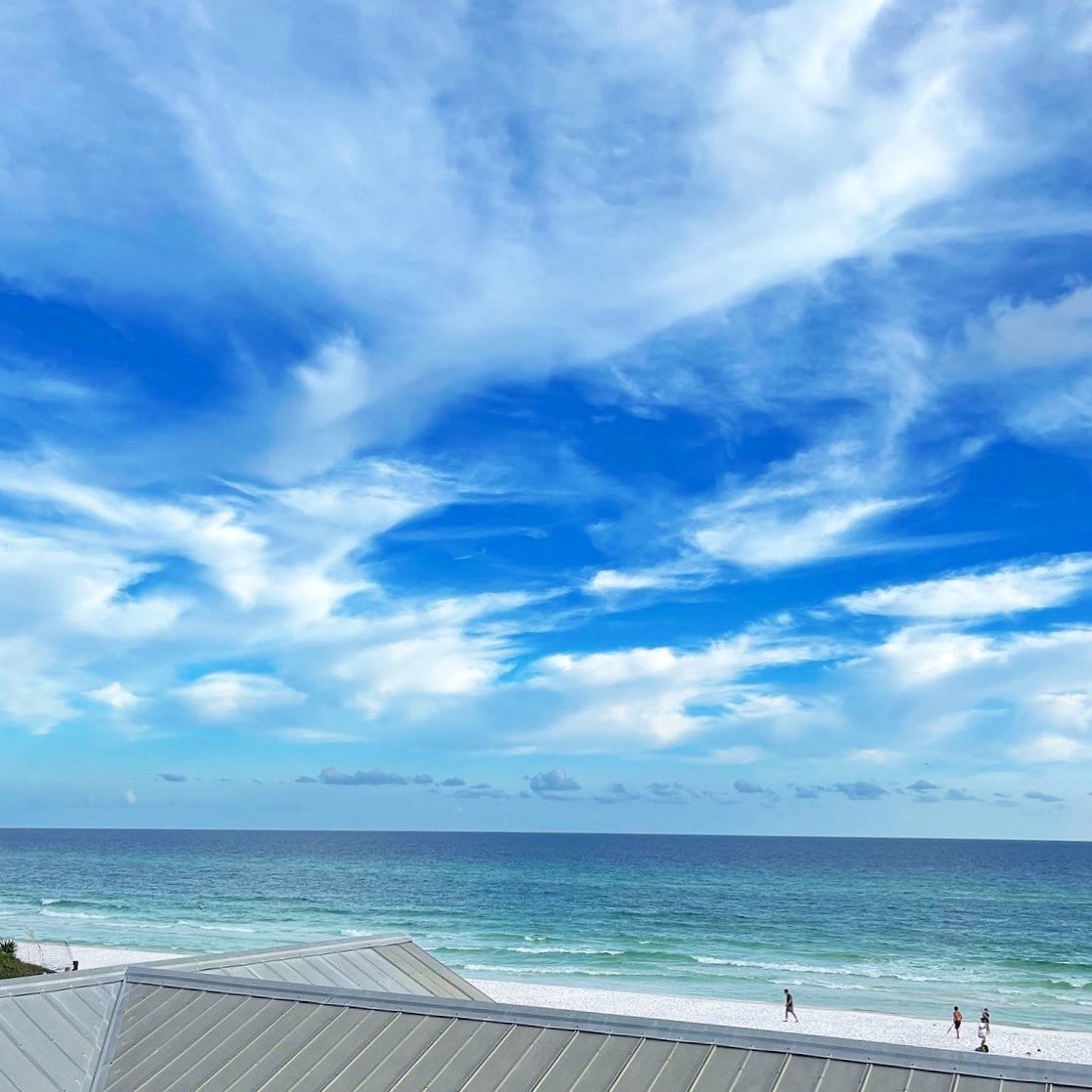 Today’s forecast: 100% chance of good times on the Rooftop Deck. 👌🥂 Happy Saturday! 📷: <a href="/poppylanedesign/">Kelly Veal Long</a>