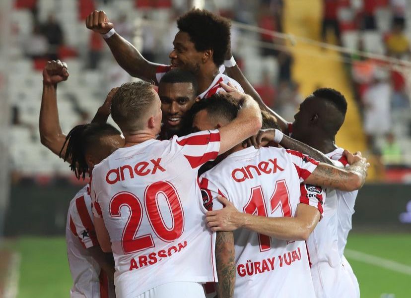 Gökdeniz Bayrakdar'ın attığı golle Trabzonspor karşısında 3-2 öne geçti.
bypasspor.com/blog/205/antal…