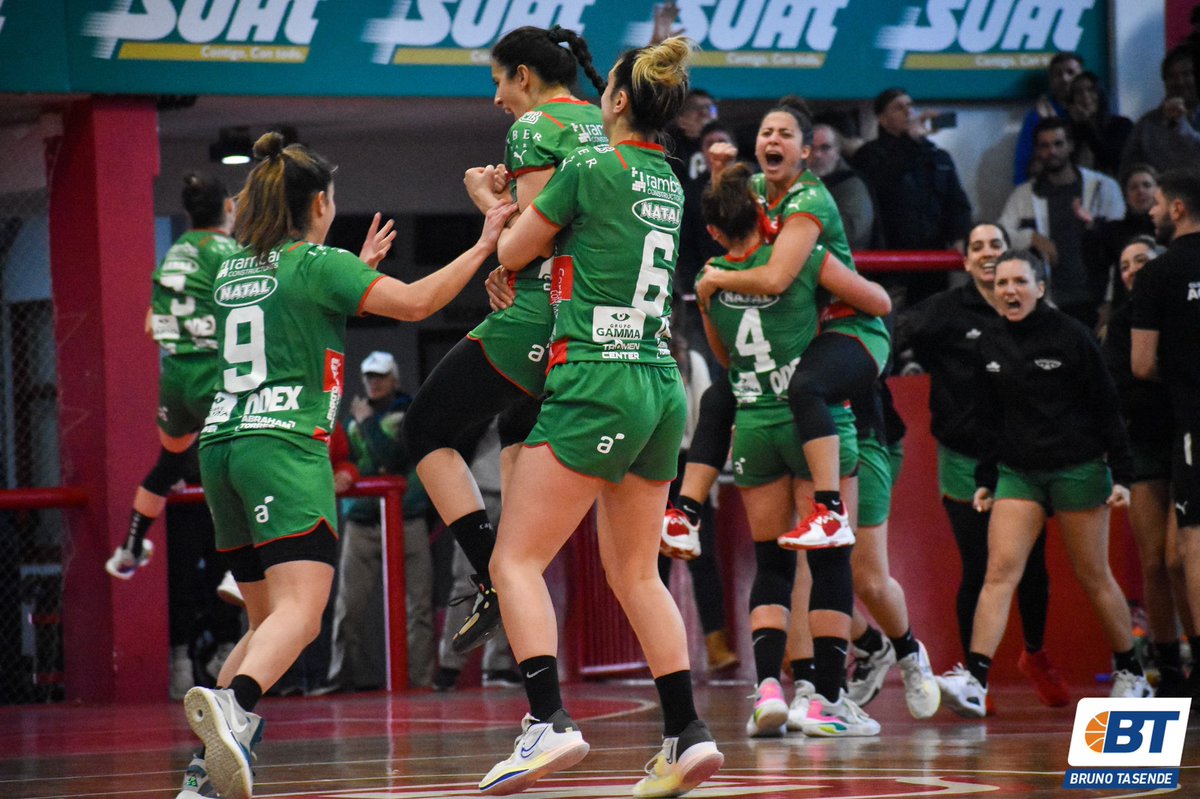 #LFBxBT | CON ENTUSIASMO Y VALÍA

Aguada se quedó con un partidazo ante Defensor Sporting en alargue con un gran rendimiento colectivo. Lo cuenta <a href="/GonzaBotta13/">Gonzalo Botta</a> 

👉 bit.ly/3c79bho
📸 <a href="/BrunoTasende14/">Bruno</a>