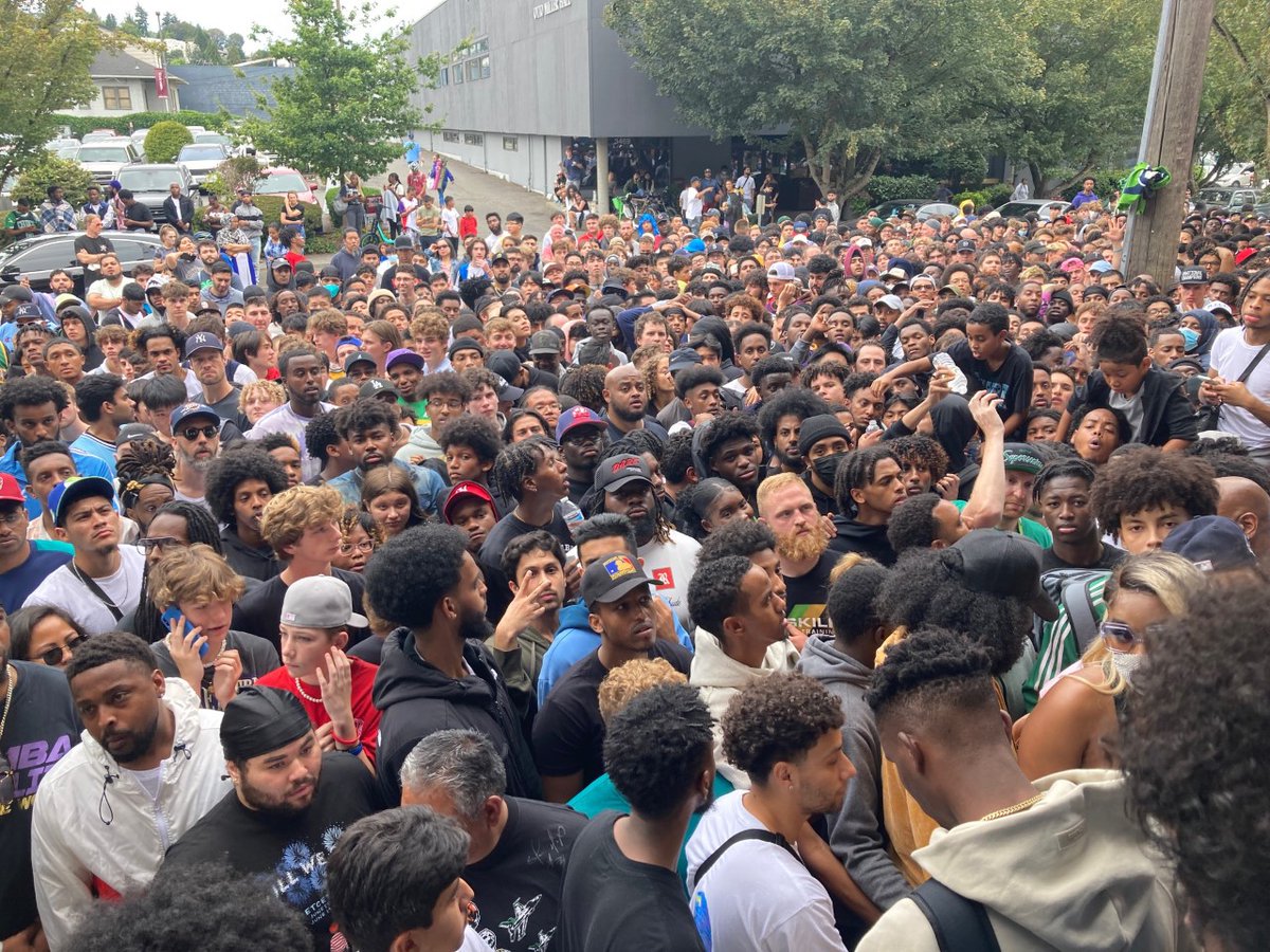 komonews's tweet image. Huge crowds gather at SPU to catch a glimpse of LeBron James playing at CrawsOver event.
komonews.com/sports/sports-…