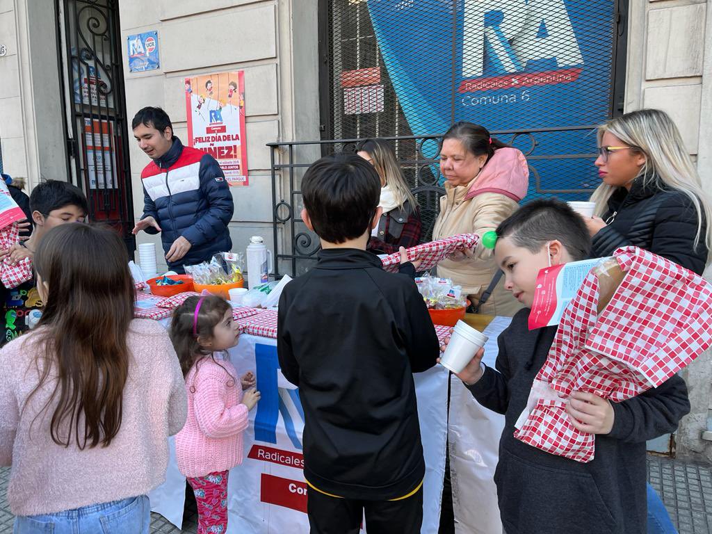 RevDelParque's tweet photo. Festejando el "dia de la niñez" en
@revdelparque
Hermosa tarde en #caballito junto a los niños de la #comuna6
@martinocampoba @arielalvarezpalma
@JuventudrxaC6 @radicalesxarg https://t.co/B0IJe4B7NE