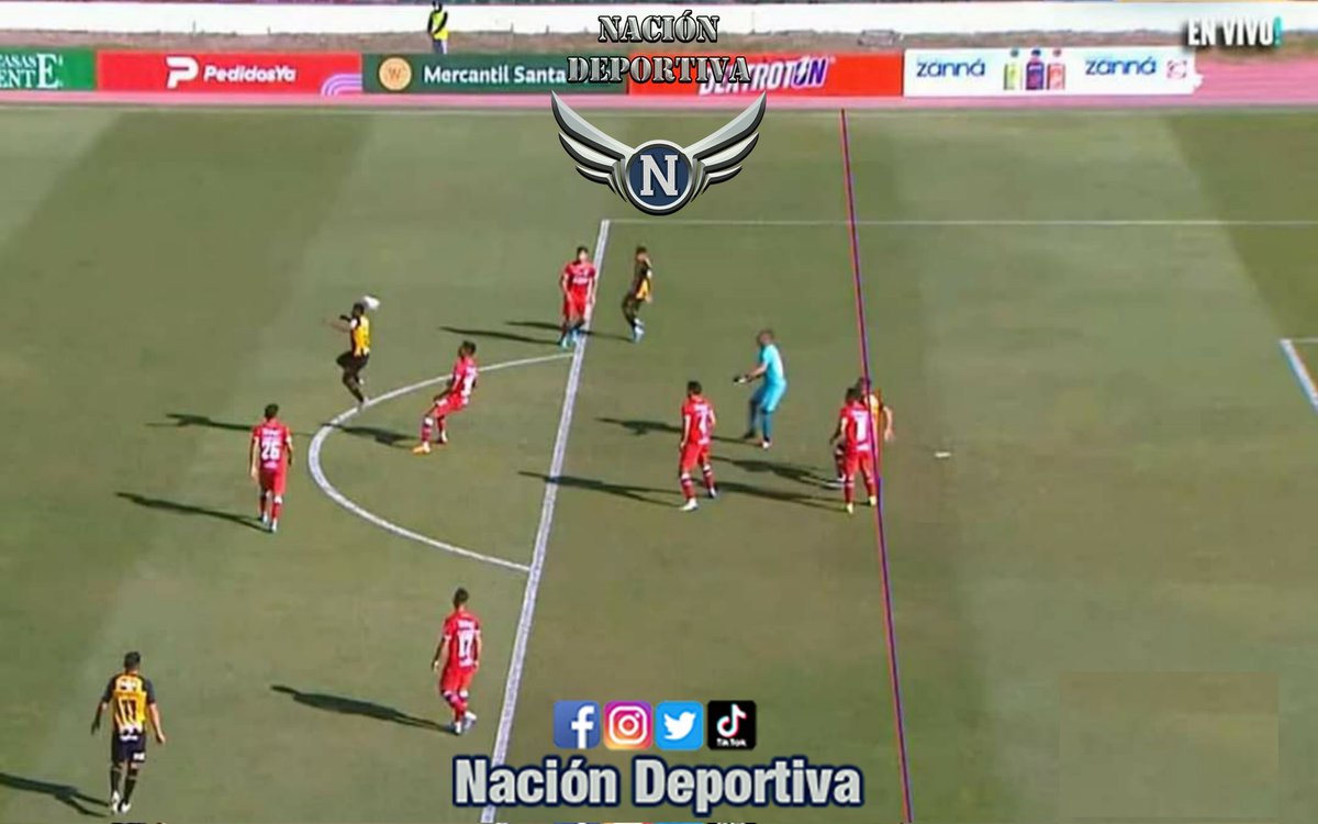 NacionDeportBo's tweet photo. EL GOL QUE NO DEBIÓ SER GOL⚽️🇧🇴

El gol convalidado a Martín Prost de #TheStrongest contra #RoyalPari, debió ser anulado, pues la regla indica que al menos dos jugadores del rival deben habilitar al delantero que anote. 
#ErrorArbitral #FútbolBoliviano https://t.co/I7ncGPREIC