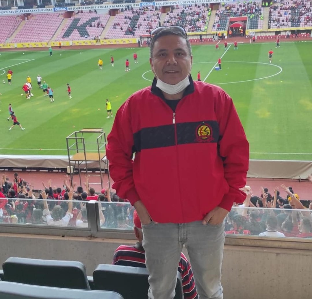 ESK222ESK26's tweet photo. Tribünlerimizin değerli abisi Osman BAŞKAN abimiz vefat etmiştir. Cenazemiz yarın öğlen namazına müteakip Mahmut Sami Ramazanoğlu Camiinden kaldırılıp Asri Mezarlığa defnedilecektir.
Yattığı yer nur mekanı cennet olsun. https://t.co/QtDAcAUIXC