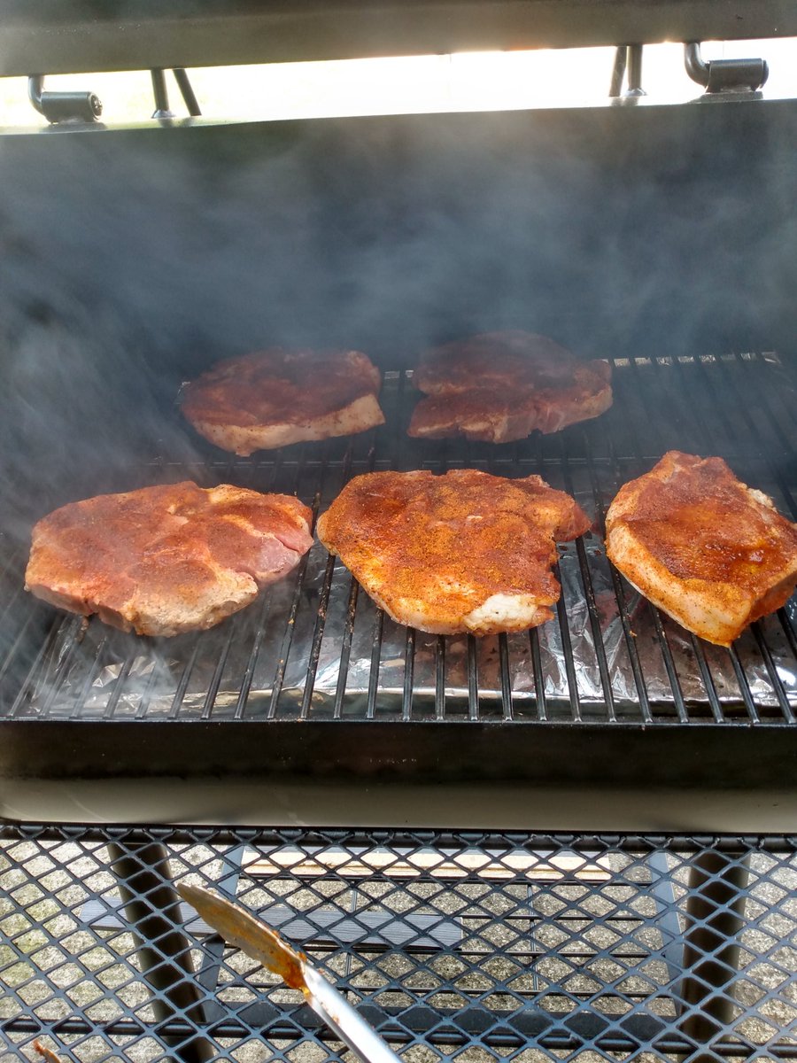 DIAMONDPLATE13's tweet photo. #Smoked #diamondplateselectseasonings #portchops #bbq #grill https://t.co/qSnBAI5wxn