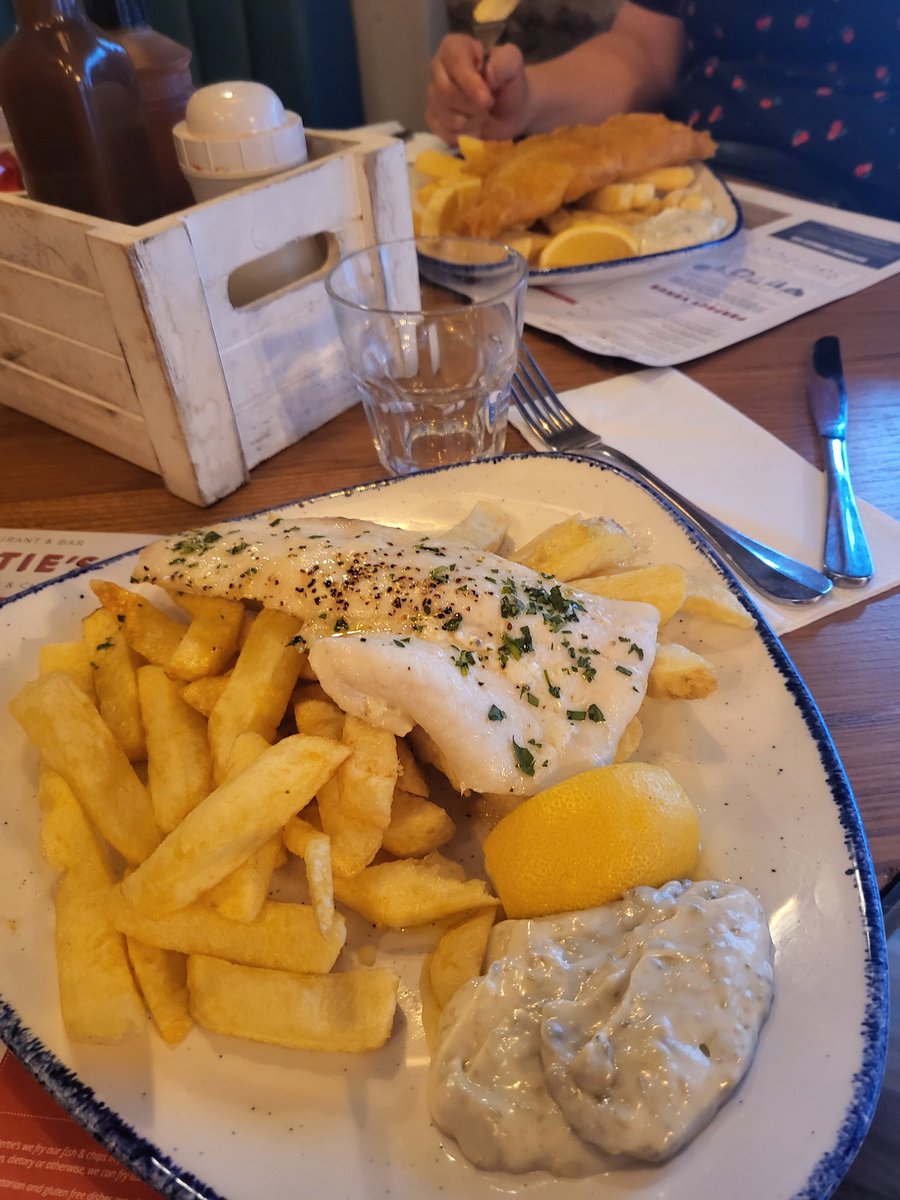 world_backwards's tweet photo. And that's a wrap.

THANKS TO #EdFringe2022 

And all the solo artists and the amazing support of the techs, and the fringe artist support.

Had a celebration dinner with friends who saw my story the first time.
#berties https://t.co/QWMrIpry9j
