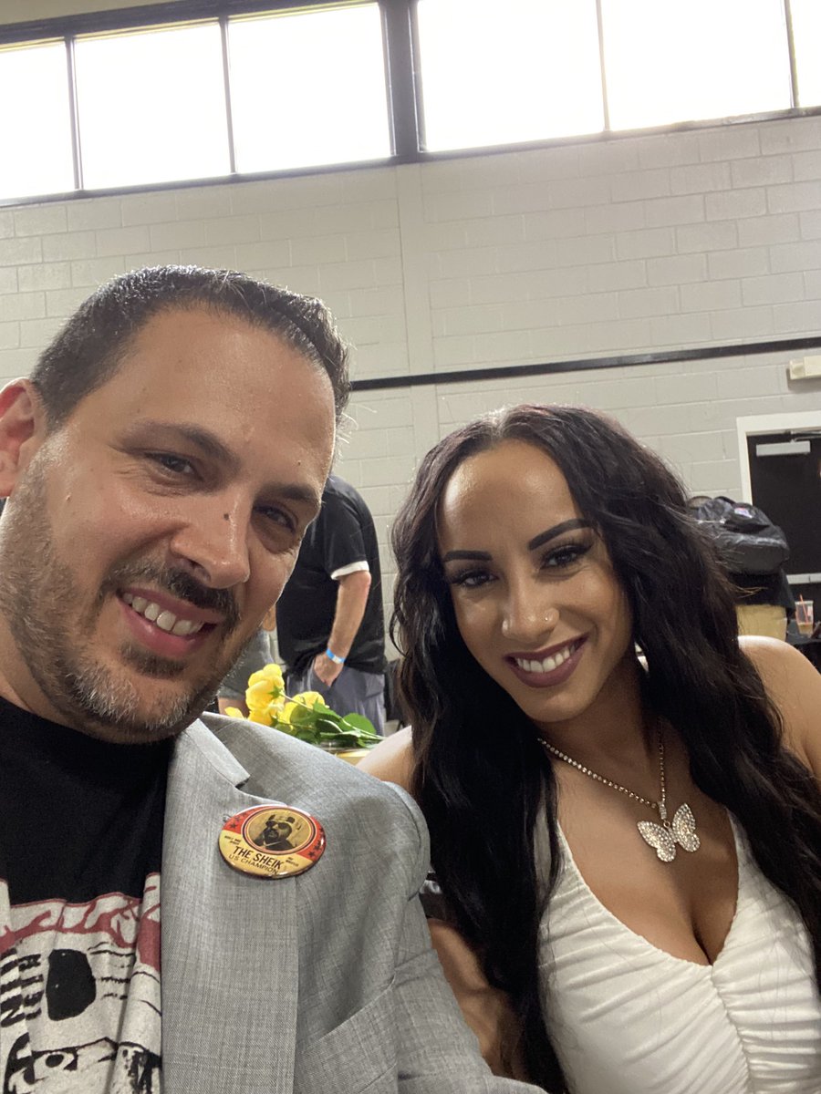BrianRSolomon's tweet photo. All done at #WrestleBash22! Great meeting listeners of the podcast and readers of the books and magazines! And great seeing many longtime friends. Had some laughs with my table-neighbor @Miss_LeilaGrey, who took mercy on a starving artist and shared some of her Wendy’s… 🙏 https://t.co/79ZVCINoFH