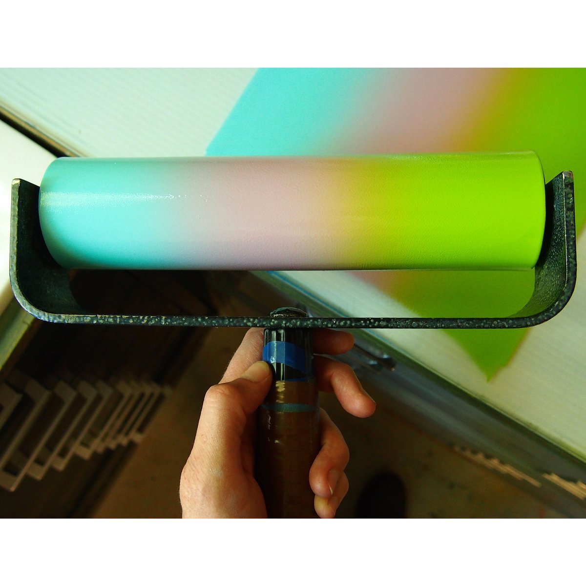 tugboatprints's tweet photo. Testing up colorrolls for the “NIGHT OWL” woodcut 🍭#wip #blendroll #splitfountain #rainbowroll #printmaking #woodcut https://t.co/Wczu8iYPVT