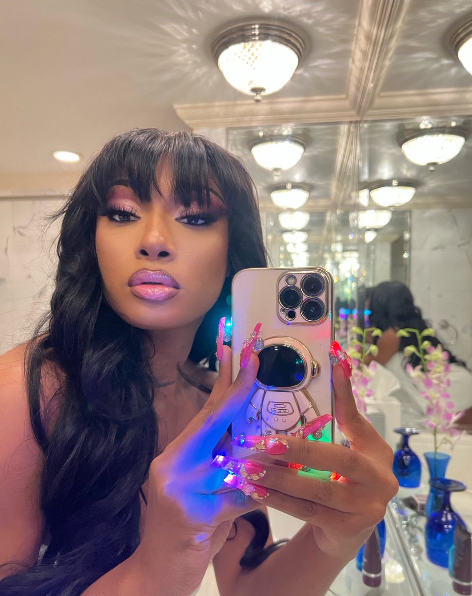 theestallion's tweet photo. Light up $et ✨💖⚡️ https://t.co/u4x2K6giz7