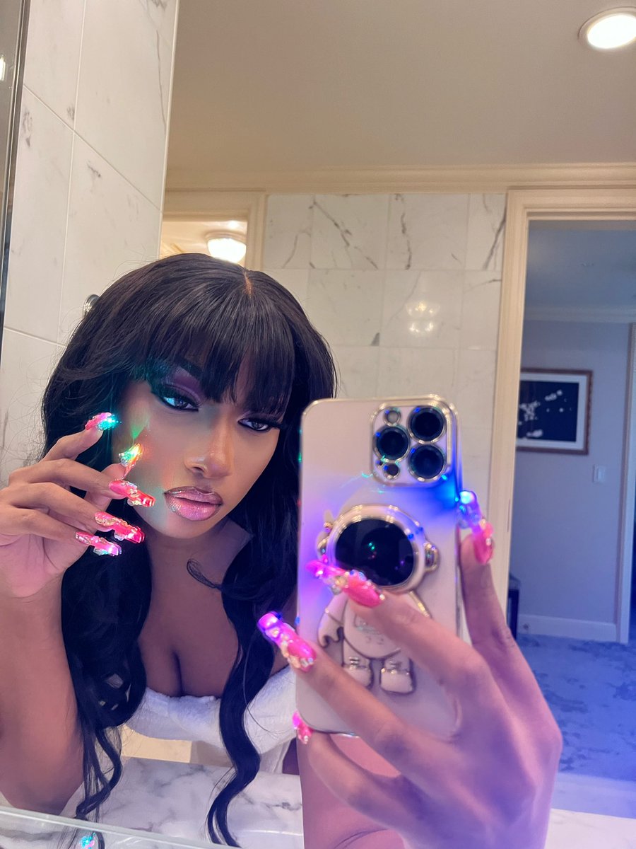theestallion's tweet photo. Light up $et ✨💖⚡️ https://t.co/u4x2K6giz7