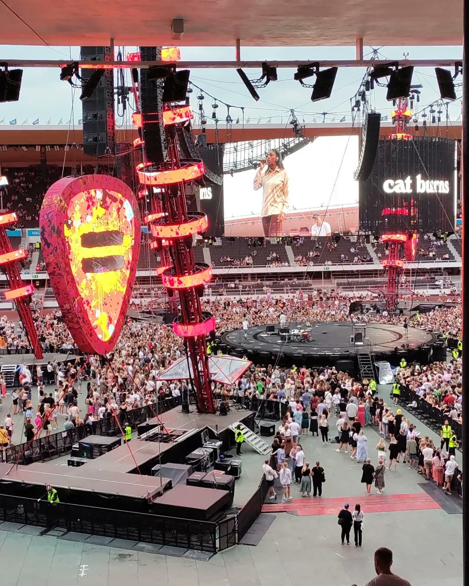 Jasutassu's tweet photo. Aivan mahtava keikka!! ✨🤩😎😍🎵
#edseeran #edsheerantour #edsheerantourhelsinki2022 #catburns #maisiepeters #olikivaa #mahtavakeikka #kaverinkanssa #helsinki #olympiastadion https://t.co/fW7e1N2uhL
