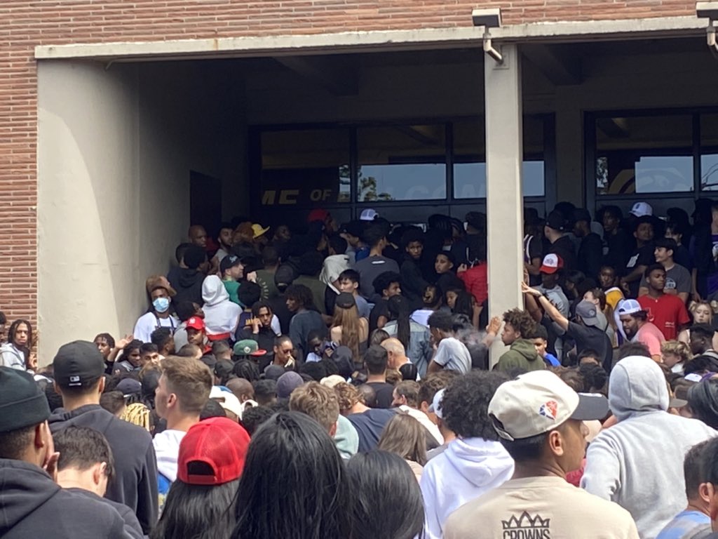JenDowlingNews's tweet photo. A member of security just announced they are going to start letting in people 3-4 at a time. #seattleproam #proam #spu #seattlepacificuniversity #thecrawsover #crawsover #crowds #basketballfans #pnw #Seattle #fox13 #foxsports #fox13seattle @fox13seattle https://t.co/FHfu1BR8gm
