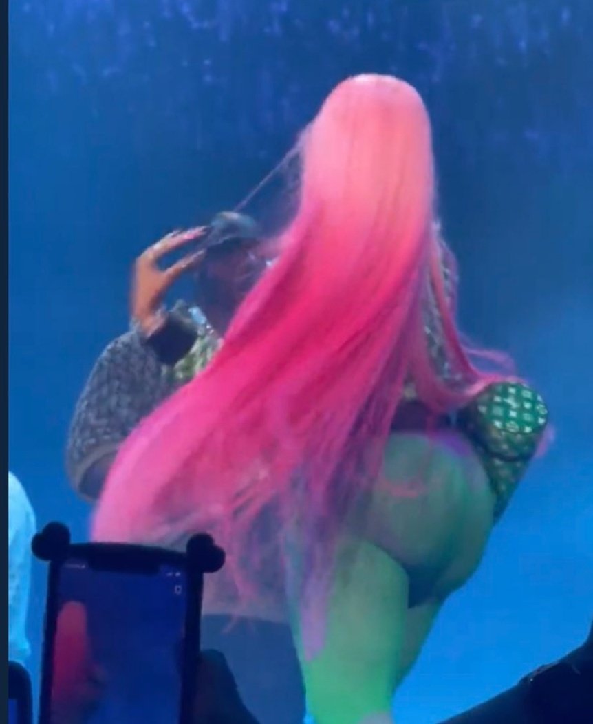 beycareful_'s tweet photo. @celineolaa @bardihotties @Nickianagraande @merputation @lengleng_maraj @PopCrave @NICKIMINAJ here i am https://t.co/RUIia85Wq2