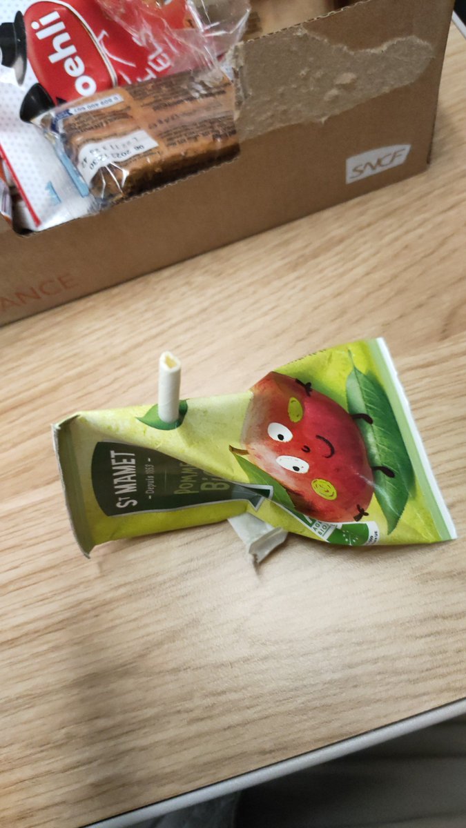 3 heures de retard pour mon train mais ce qui m'agace le plus ce soir c'est ce packaging de compote