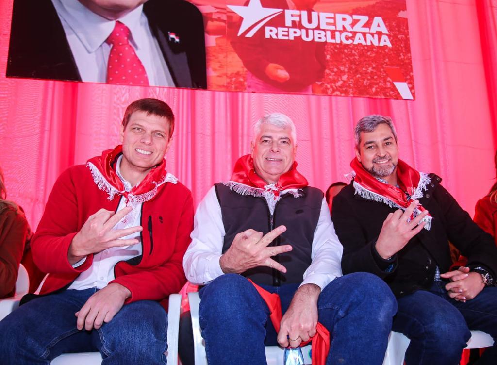 ANRxSIEMPRE's tweet photo. El futuro Presidente de la República @ArnoldoWiens se compromete a trabajar #AtodaMáquina para que Paraguay siga creciendo y así generar oportunidades que mejoren la vida de todos. ¡Gracias Itapúa por el apoyo! 

#WIENSPRESIDENTE
#FuerzaRepublicana https://t.co/4TTECAs4FP