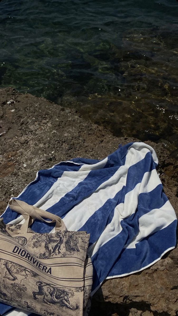 ✨имейджн✨ Апо который злится на Майла за то, что тот не пустил его в воду из-за больной ноги

Апо бесится, грубит Майлу при всех — так, чтобы задеть его посильнее 

и у него отлично это выходит (а как иначе, они близки настолько, что Апо знает больные точки Майла лучше своих)