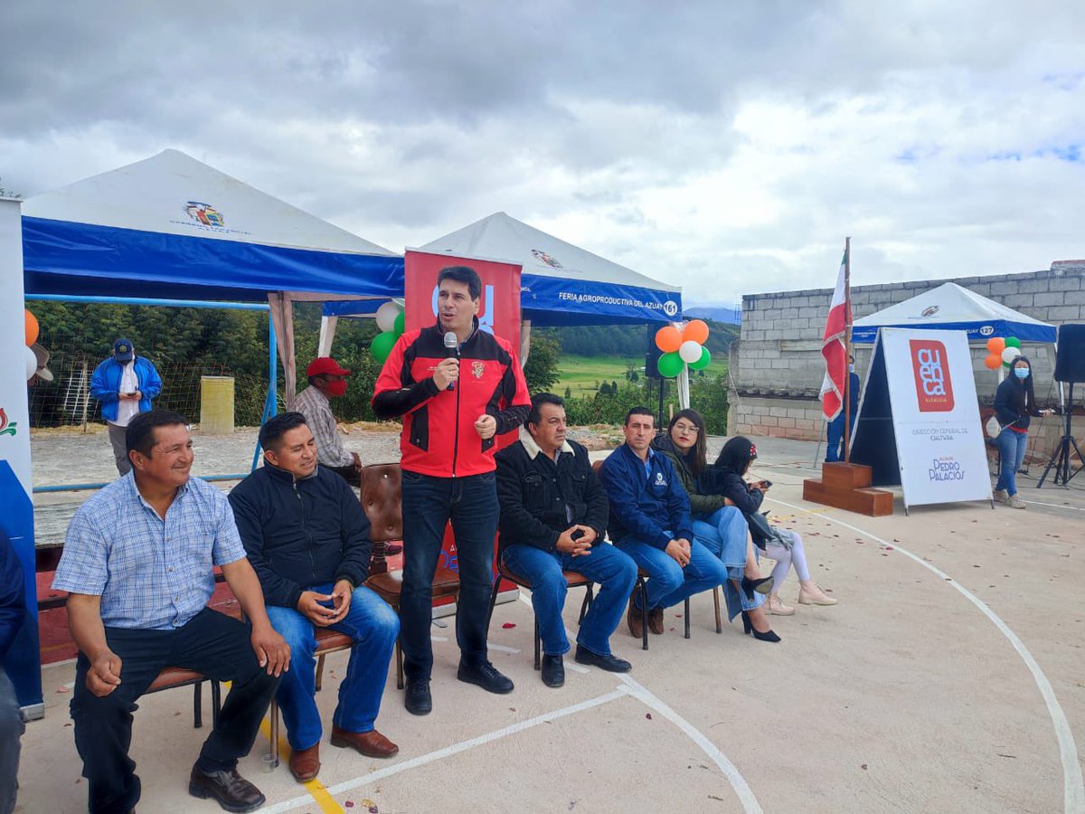 #Cuenca | .<a href="/pedropalaciosu/">Pedro Palacios U.</a> alcalde del cantón y el presidente del <a href="/TarquiGAD/">Gobierno Parroquial de Tarqui - Azuay</a> Galo Zhagüi, inauguraron una cancha deportiva en la comunidad de Cotapamba, en la parroquia rural Tarqui. 

El <a href="/MunicipioCuenca/">Municipio Cuenca</a> aportó con materiales de construcción 🥅⚽️🏀