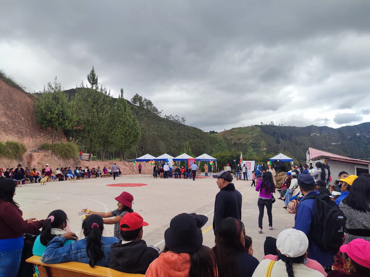 RadioCiudad1017's tweet photo. #Cuenca | .@pedropalaciosu alcalde del cantón y el presidente del @TarquiGAD Galo Zhagüi, inauguraron una cancha deportiva en la comunidad de Cotapamba, en la parroquia rural Tarqui. 

El @MunicipioCuenca aportó con materiales de construcción 🥅⚽️🏀 https://t.co/ZQsXJr9KTN