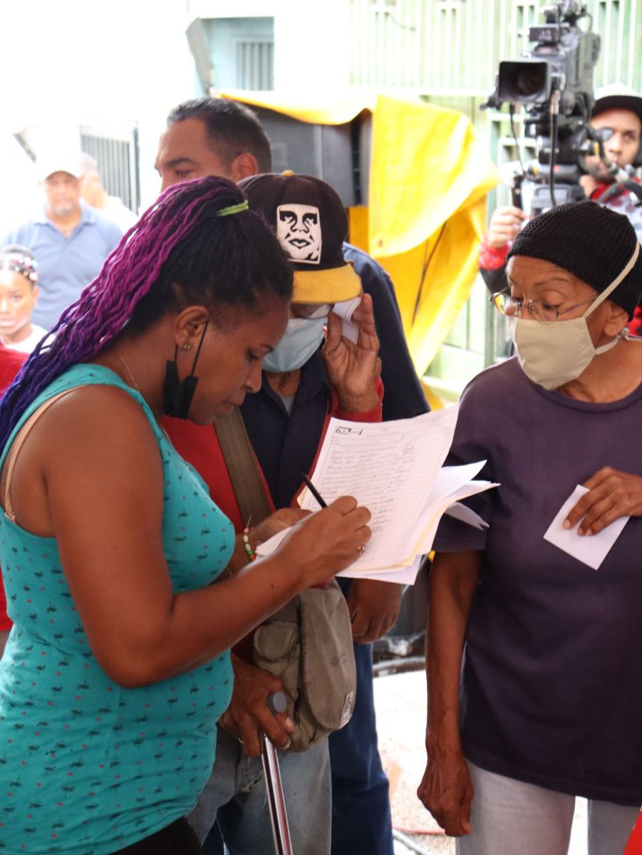 Nuestra militancia activada en la parroquia Sucre, desarrollando el proceso de elección de jefes y jefas de calle en Los Frailes de Catia, en el sector El Manguito 

#OrganizarUnirSumar