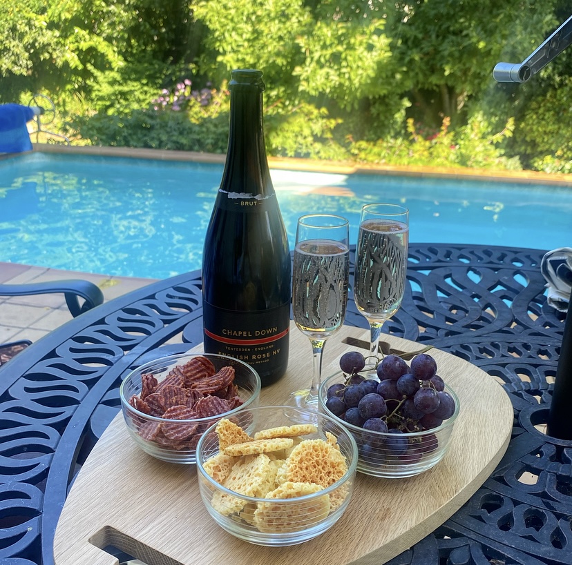 bucknbird's tweet photo. Making the most of the last few weeks of summer with our crispy charcuterie board by the pool pool⛱🥂

You’re missing out if you haven’t tried Bucknbird with @MonarchsCrisps! 🧀

#ketosnacksuk #bestketosnacks #salamicrisps #meatsnacks #charcuterieboard https://t.co/1e2JzuAtqN