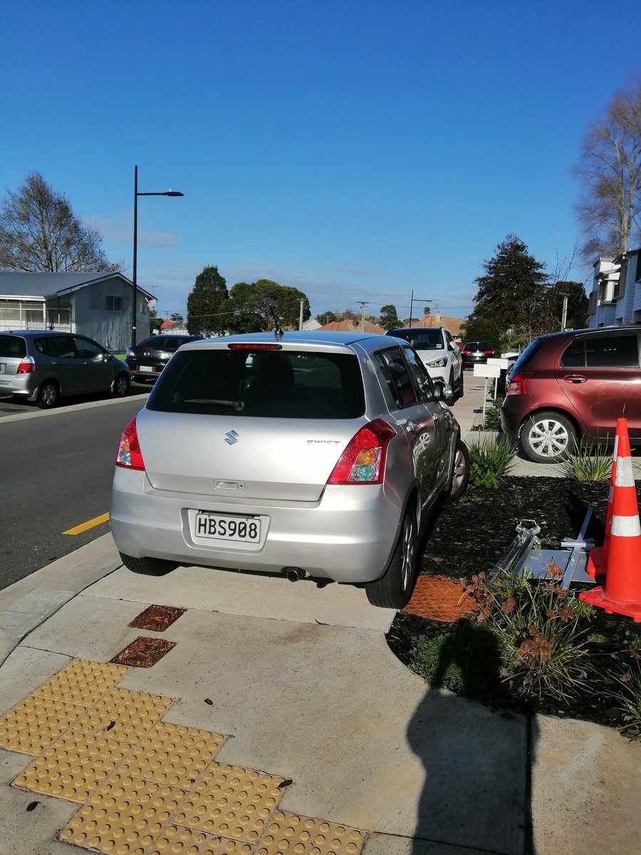 likesgreenery's tweet photo. Since @AklTransport have not done anything about this despite reporting. Trying @TamakiRegen who are about making healthy and safe communities. Kids and nanas having to walk on road because of this. Ev Perry Road, GI. https://t.co/wx0S4AHwHs