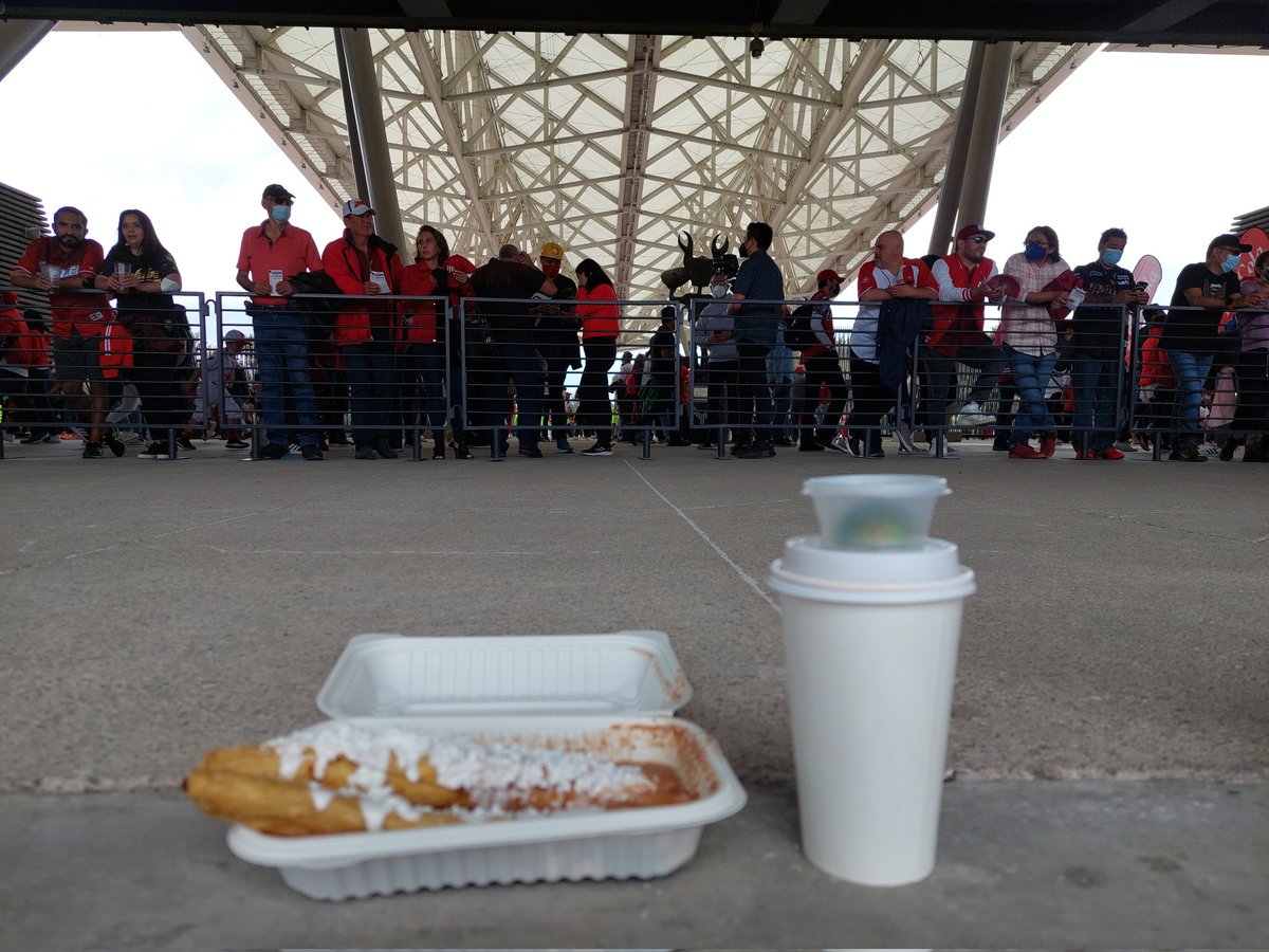 EdmondStar16's tweet photo. La tradición en el @HarpEstadio marca que antes del juego hay que disfrutar las flautas y consomé de @MrMex5 https://t.co/Akcbkxoy1o