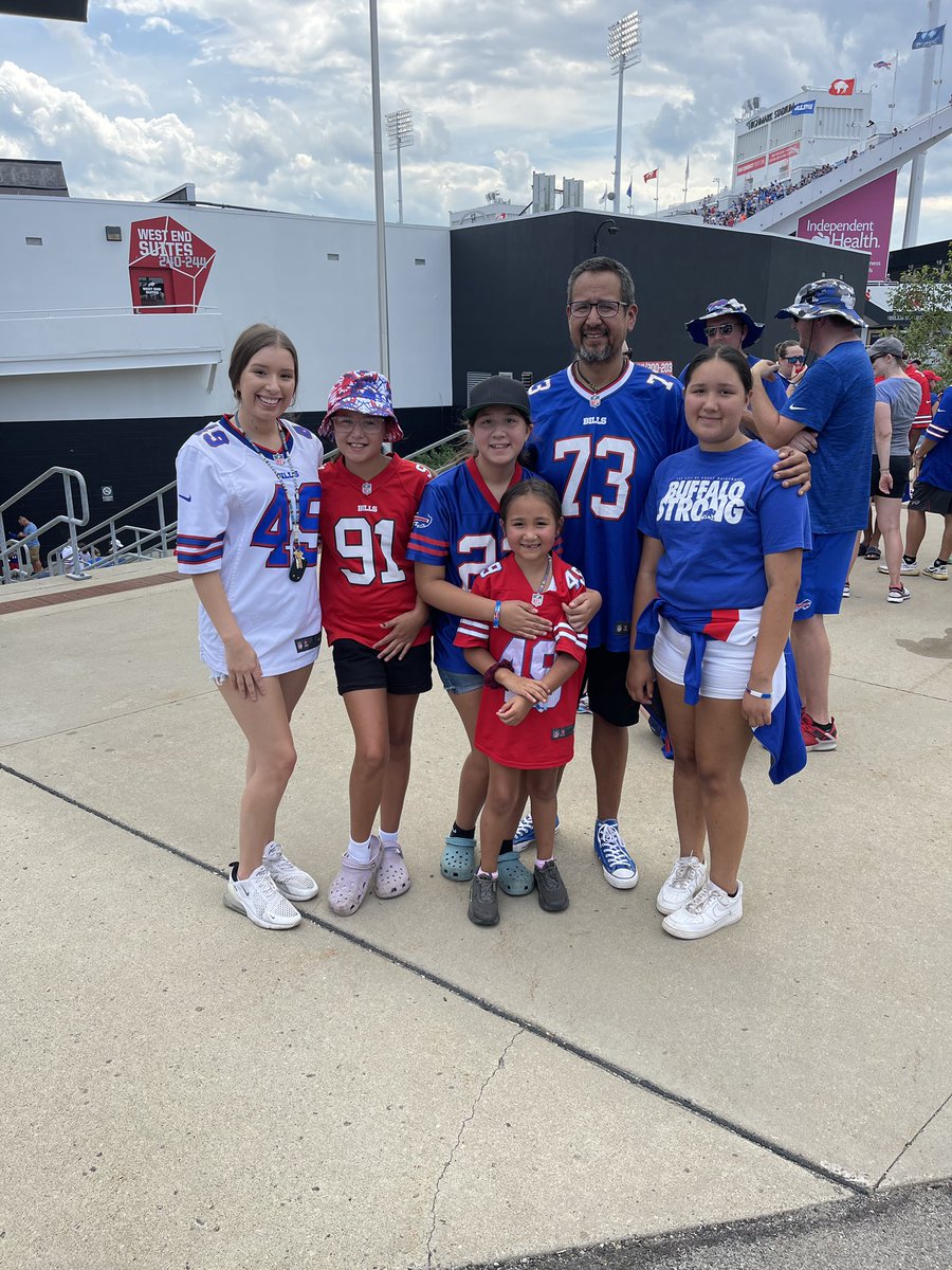 Jerb1979's tweet photo. Girls took me to the game today, so thankful #BillsMafia #girldadx5 #mybackup https://t.co/xEj3tw3ITN