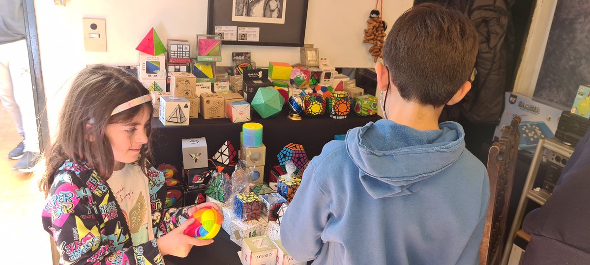 sebacampanario's tweet photo. Furor de ventas de cubos para el día del niño, hoy en showroom de @SpeedcubingA . Oli (6) mirando uno. https://t.co/zz4EpX9w37