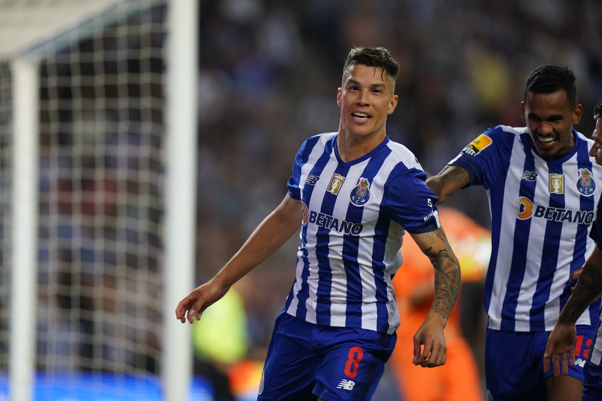 RPFootball2's tweet photo. Após o equilíbrio da primeira parte, Clássico acaba em goleada para o FC Porto sobre o Sporting (3-0) 🐉

Pedro Porro 🇪🇸 foi expulso aos 76 minutos, com o resultado em 1-0 https://t.co/DnbenL5VBd