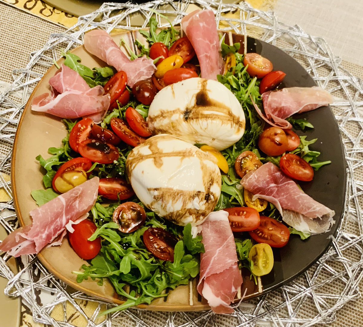 TheFoodie8's tweet photo. #Buratta #Arugula #Prosciutto #BalsamicGlaze #Charcuterie #EatPGH #FullOfFlavor #TrueCooks #SaturdayNightsAlright 👌👌👌👌 https://t.co/QDctLz02mR
