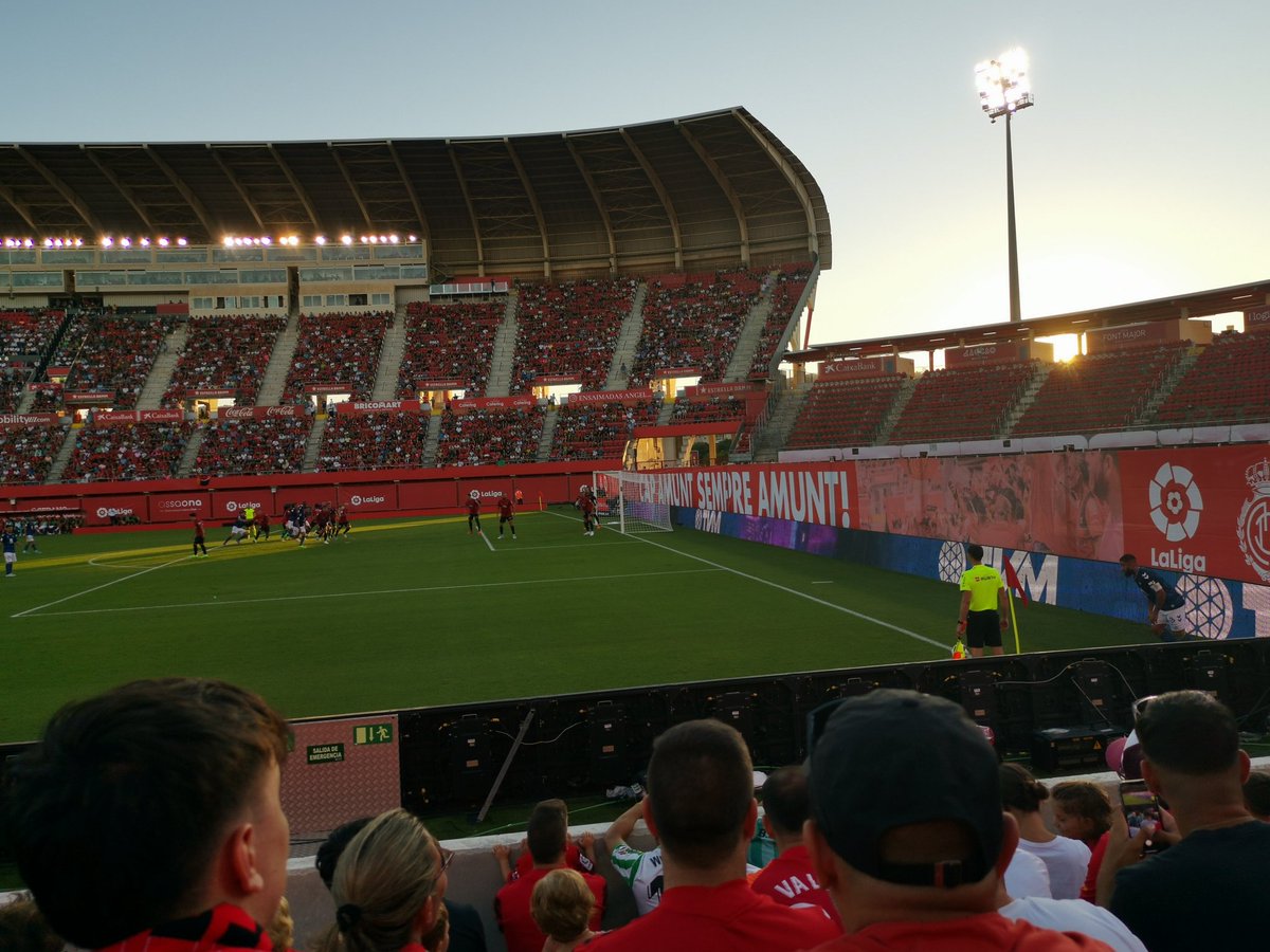 Angel_Mateu's tweet photo. @RCD_Mallorca Sería posible el próximo partido mover la publicidad más atras para que podamos ver la línea de banda? Desde la fila 6 ya no se ve. #rcdmallorca https://t.co/nMDxTvbAH0