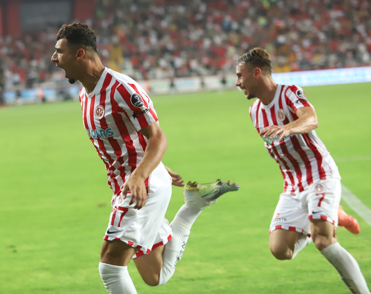 Antalyaspor's tweet photo. 🤣 Oyuna girdi, iki al-ver yaptı, maçı çözdü! @gokdenizz7 

#FraportTAVAntalyaspor https://t.co/mL7bivXBH5