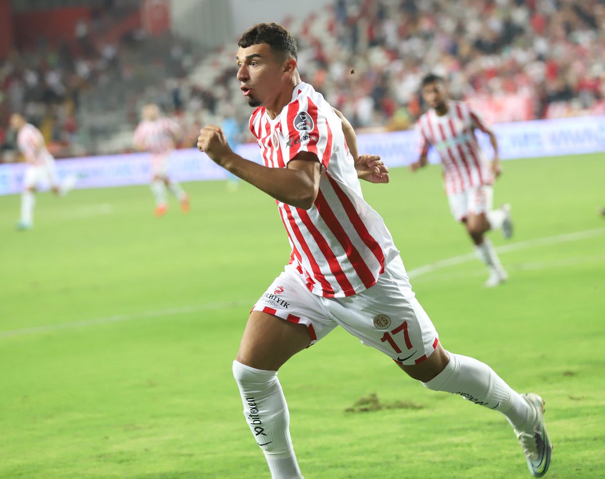 Antalyaspor's tweet photo. 🤣 Oyuna girdi, iki al-ver yaptı, maçı çözdü! @gokdenizz7 

#FraportTAVAntalyaspor https://t.co/mL7bivXBH5