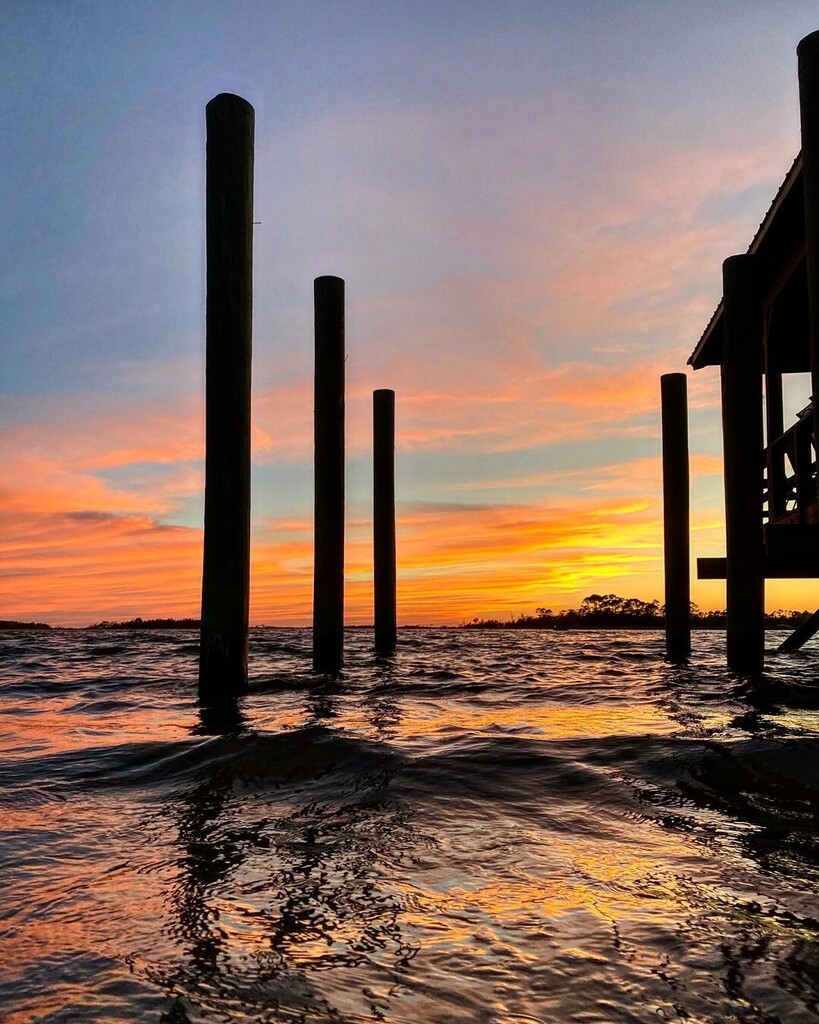 VisitTybee's tweet photo. A sunset should never go unnoticed. #VisitTybee [📸 @neens_lens] 
.
. 
. 
#tybeeisland #tybee #tybeebeach #sunrise #fireskies #pier https://t.co/0bwEfSXcDh
