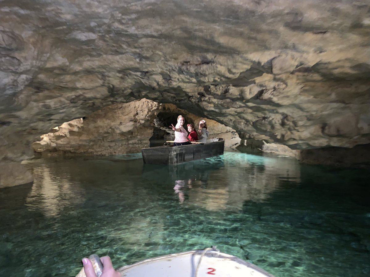 TromlerMiklos's tweet photo. Je voudrais que vous connaissiez et profitiez Tous de notre magnifique pays, la #Hongrie 👉 voici le lac des caves de #Tapolca où vous pouvez se balader en zodiaque tout en faisant connaissance avec l’histoire de cave… @visit_hungary https://t.co/xmaQbqcANY