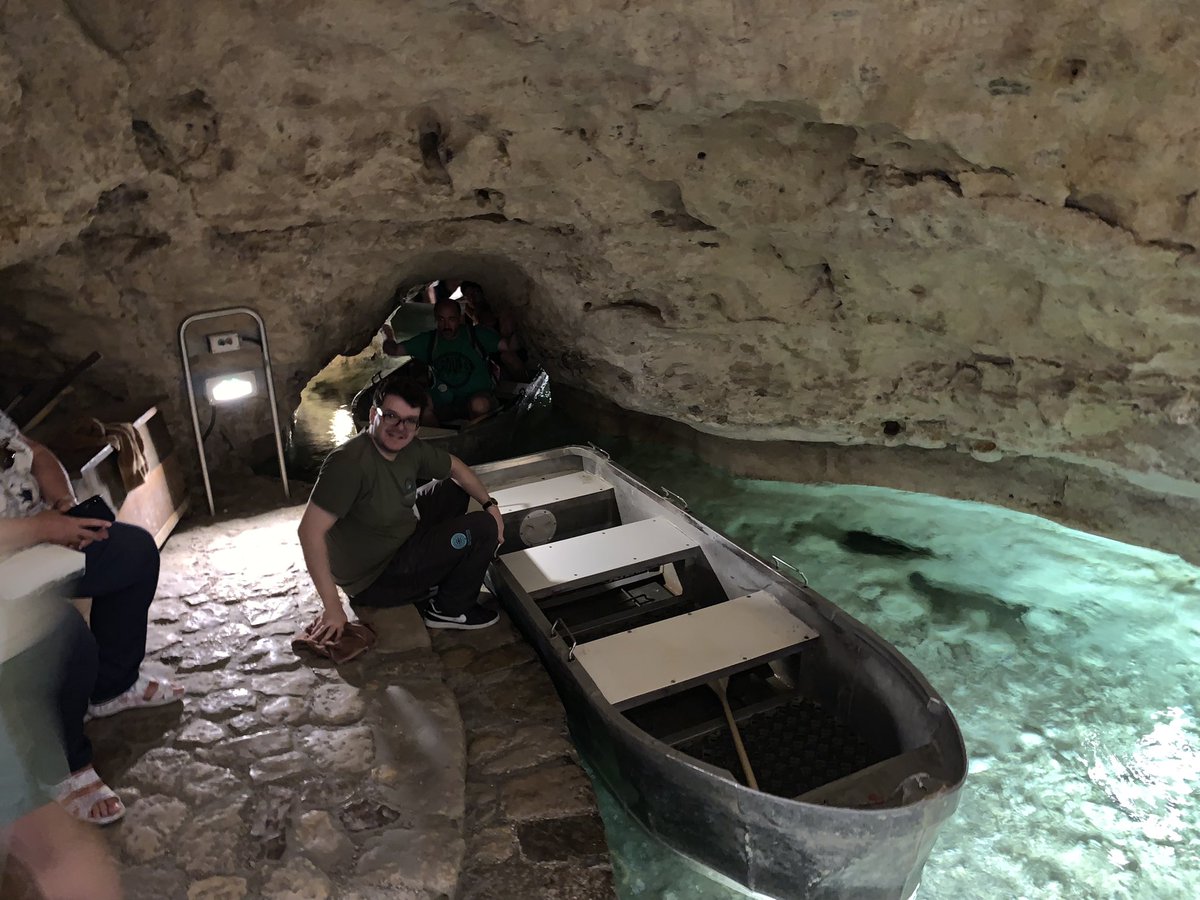 TromlerMiklos's tweet photo. Je voudrais que vous connaissiez et profitiez Tous de notre magnifique pays, la #Hongrie 👉 voici le lac des caves de #Tapolca où vous pouvez se balader en zodiaque tout en faisant connaissance avec l’histoire de cave… @visit_hungary https://t.co/xmaQbqcANY