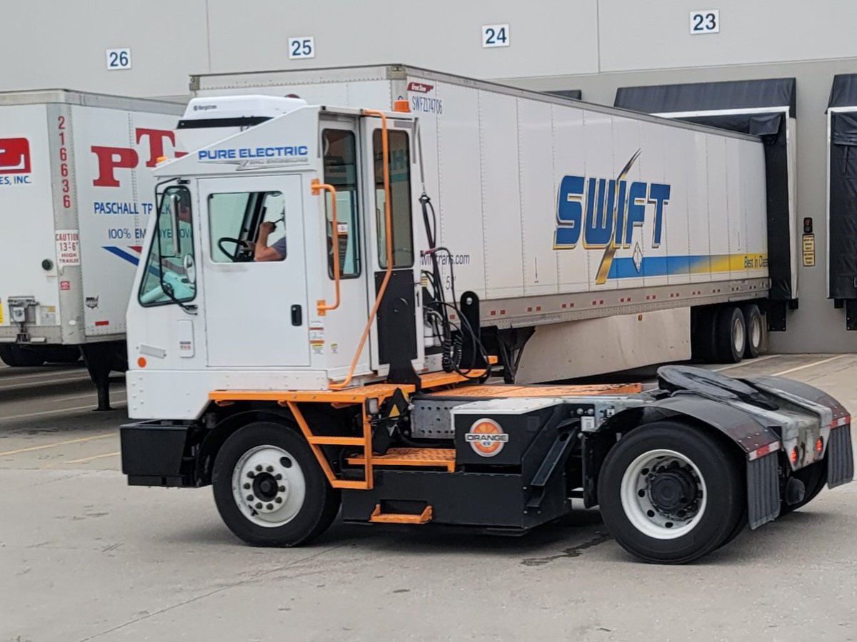 hellbenthagen's tweet photo. Hooking up my airlines to my trailer at the dock and I swear to God I nearly got pinned between one of these electric shag trucks and the trailer beside me. They're deadly silent like a damn golf cart. Here's an idea, a backup beeper. https://t.co/fPEpO8Xomu