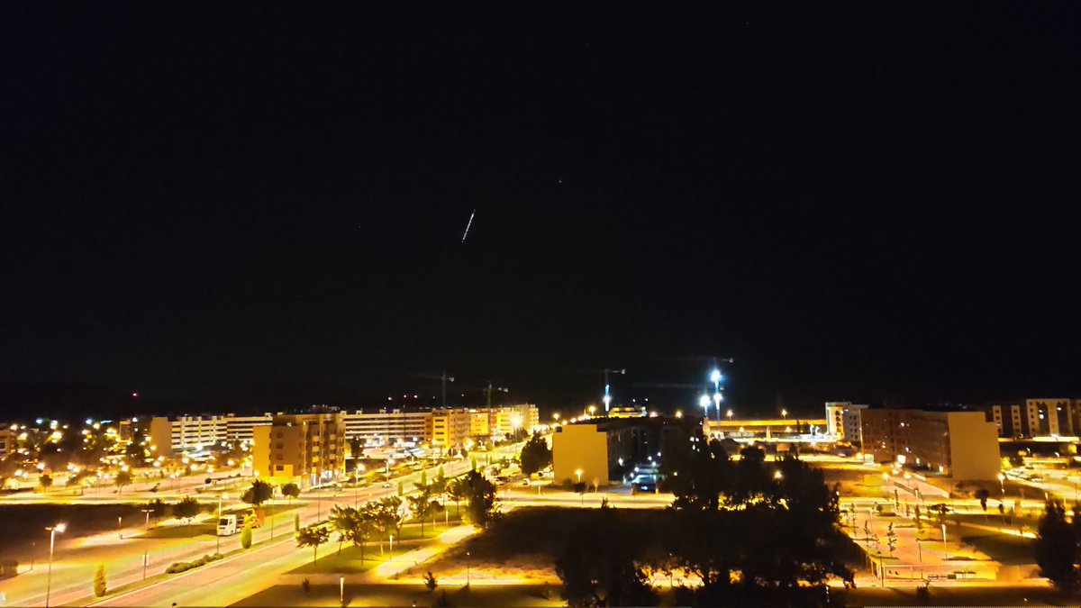 Rubns28's tweet photo. A las 23:18 se ha visto esto desde Burgos. Una línea de luces ascendente de un minuto de duración. https://t.co/GFD9fPt2XL