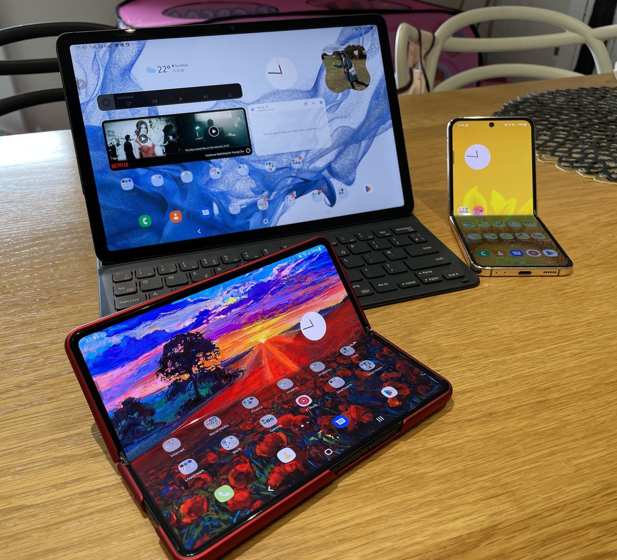 RobotReviewTech's tweet photo. I guess I just love Samsung ! 🇰🇷🇰🇷🇰🇷
#삼성 #Samsung #ZFlip4 #ZFold4 #Tab8 #FoldablePhone #Smartphone https://t.co/yZxZgc65Mx
