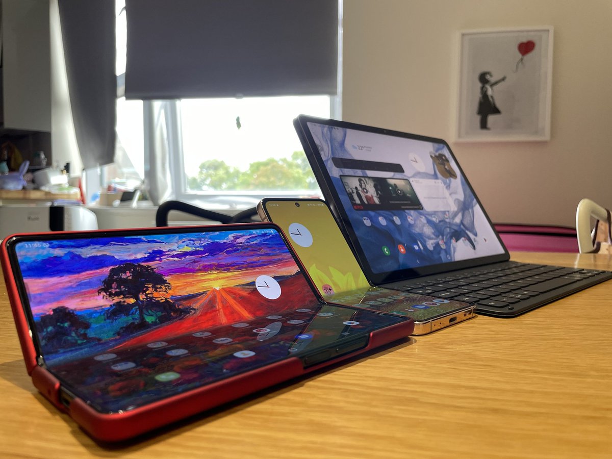 RobotReviewTech's tweet photo. I guess I just love Samsung ! 🇰🇷🇰🇷🇰🇷
#삼성 #Samsung #ZFlip4 #ZFold4 #Tab8 #FoldablePhone #Smartphone https://t.co/yZxZgc65Mx
