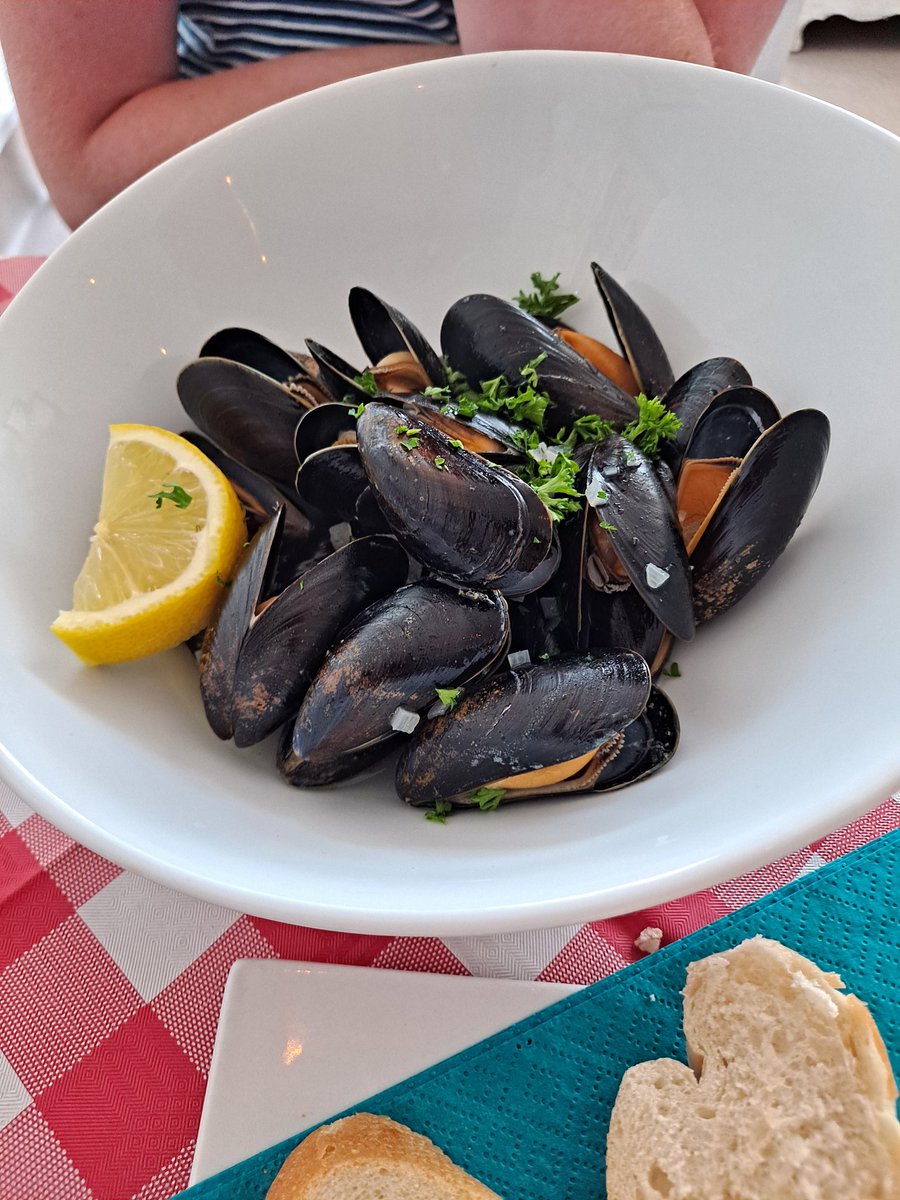 OMBExeter's tweet photo. Such an amazing evening of food from @PetiteBoucheeHY at @TheDaisyCafeEx1 #Exeter #DevonFoodHour #DevonFoodArmy #Devon Very full and very happy ๐ https://t.co/r7vB3s5QdG
