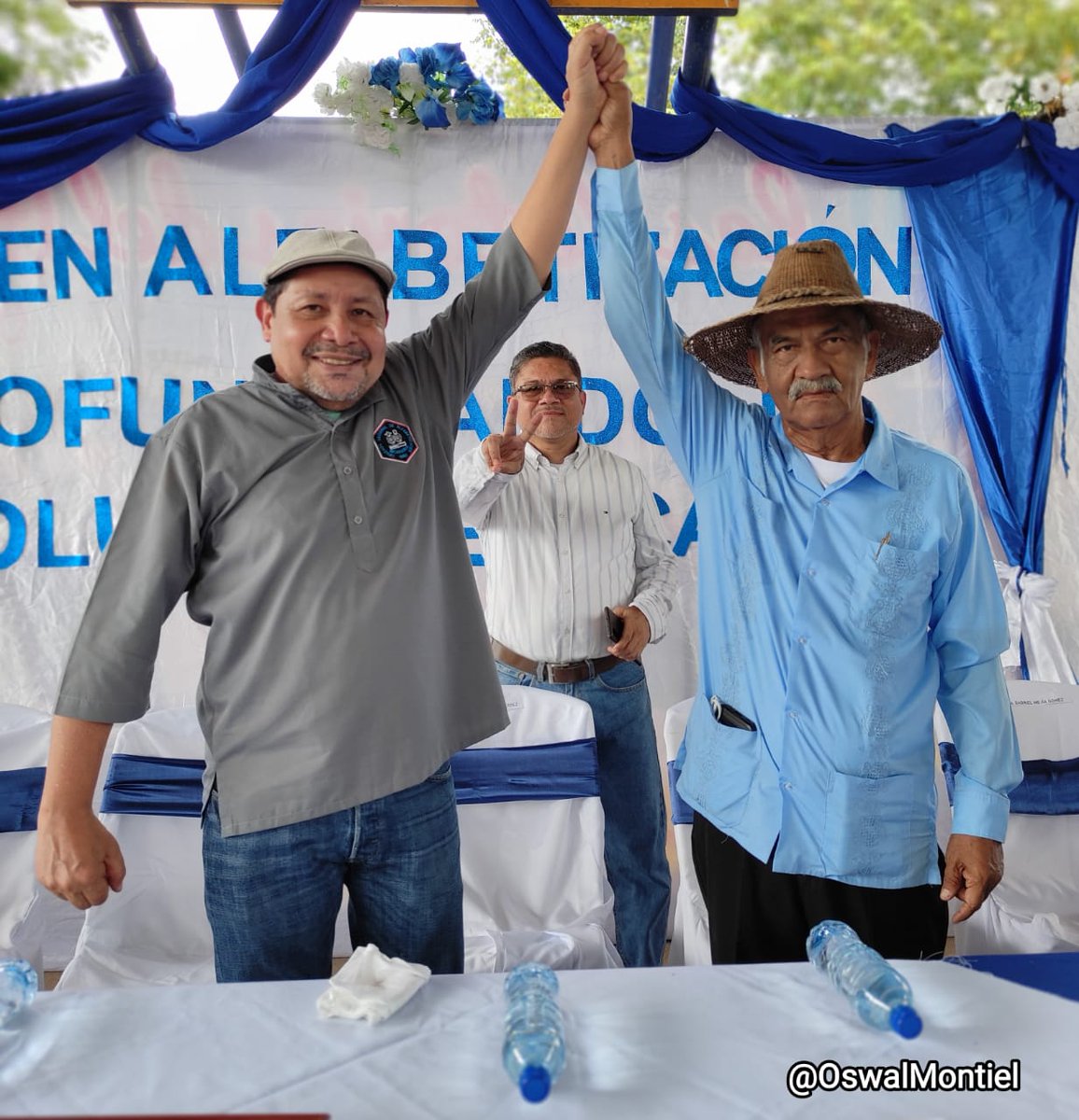 AEPCFA's tweet photo. @UNESCO_es entregó reconocimiento al Maestro #Orlando_Pineda por su invaluable aporte a la Alfabetización y Educación de los pueblos en #Nicaragua #PuñoEnAltoLibroAbierto https://t.co/Gj55VGSnrl
