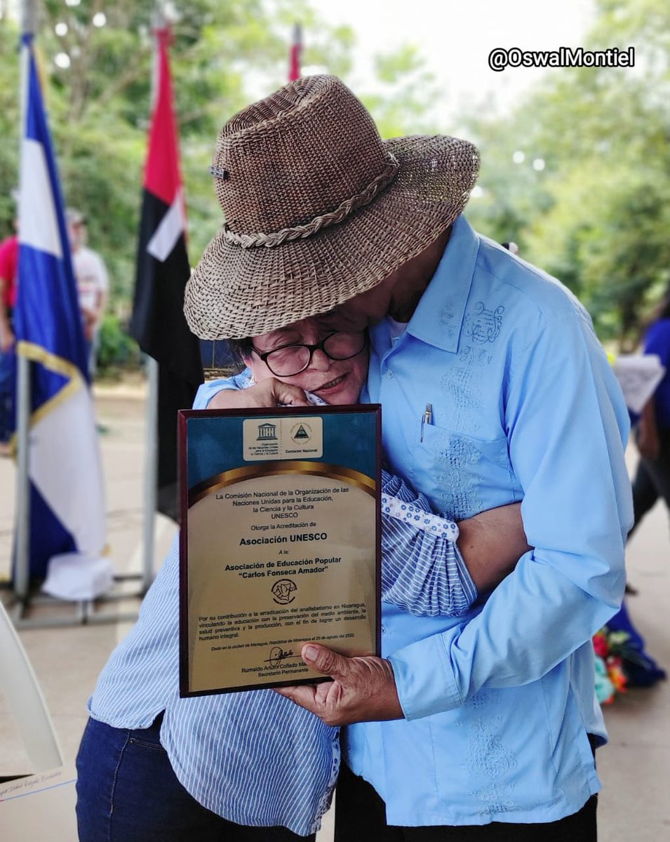 AEPCFA's tweet photo. @UNESCO_es entregó reconocimiento al Maestro #Orlando_Pineda por su invaluable aporte a la Alfabetización y Educación de los pueblos en #Nicaragua #PuñoEnAltoLibroAbierto https://t.co/Gj55VGSnrl