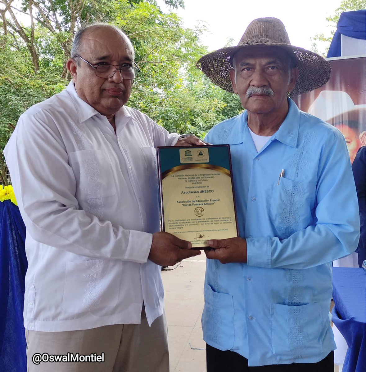 AEPCFA's tweet photo. @UNESCO_es entregó reconocimiento al Maestro #Orlando_Pineda por su invaluable aporte a la Alfabetización y Educación de los pueblos en #Nicaragua #PuñoEnAltoLibroAbierto https://t.co/Gj55VGSnrl