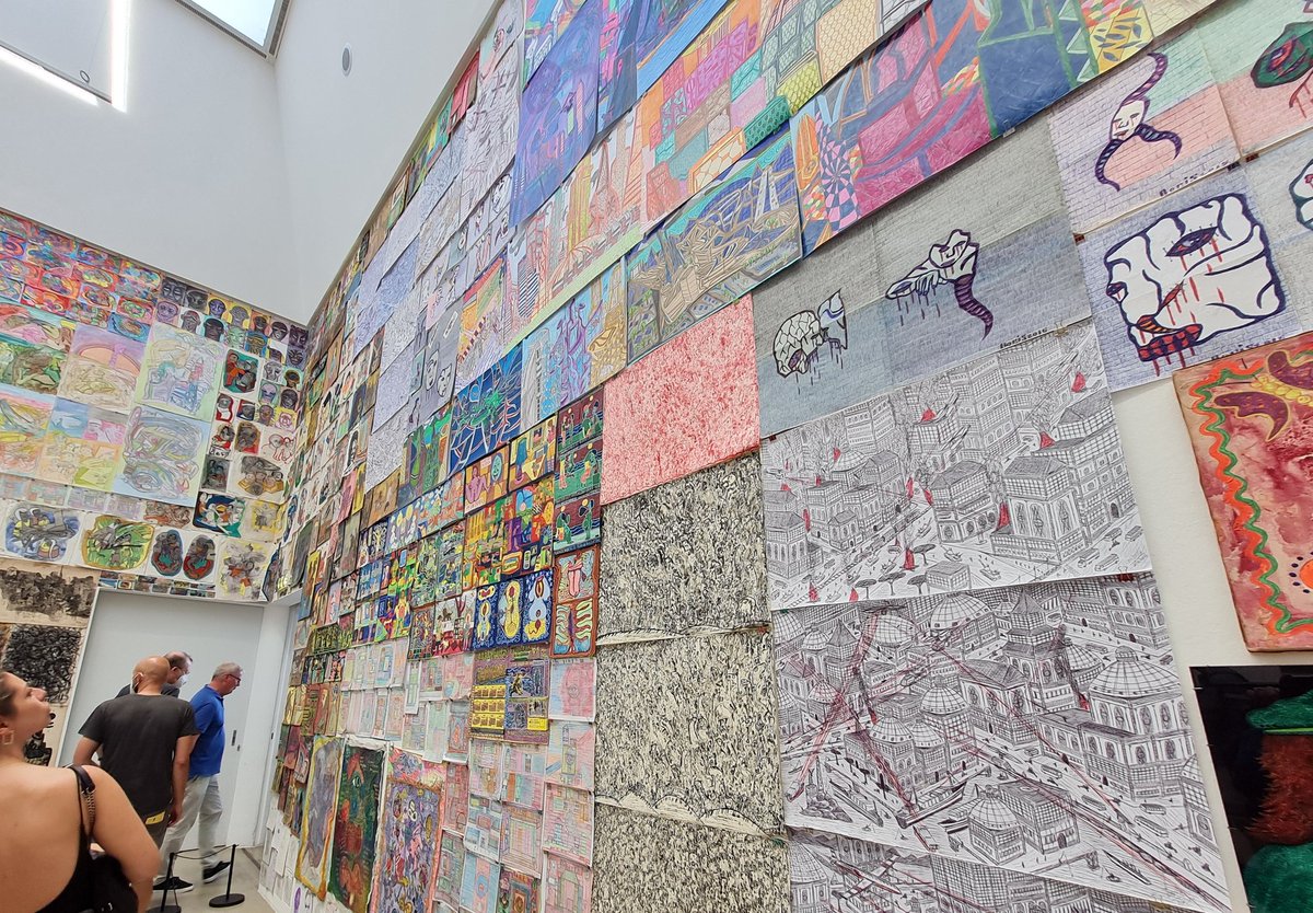 Die #documenta15 löst kaum ein, was das Feuilleton verspricht. Viel arriviertes, textlastig, Diskursversuche auf Schmierpapier, statt ästhetisch-visuell überzeugender Innovationen. Die überwertige Internationalität ist - jenseits beachtenswerten Engagements - zu exklusiv.